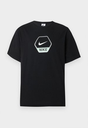 Must valge Nike lühikeste varrukatega T-särk, millel on kuusnurkne logo, kus on valge Nike ikoon ja rinnal kiri "NIKE".