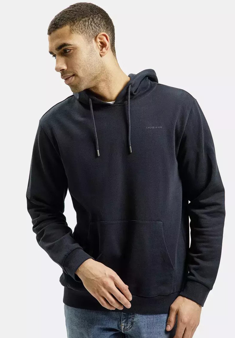 Granatowa bluza z kapturem wykonana z miękkiego materiału, z przednią kieszenią, trokami i małym logo na piersi. Teksturowane wykończenie.