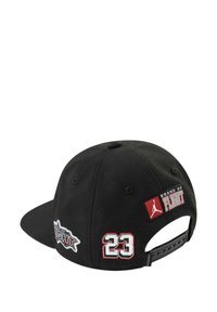 Cappellino snapback nero con loghi ricamati, tra cui "Brand of Flight" e "23", con corona strutturata e visiera piatta.