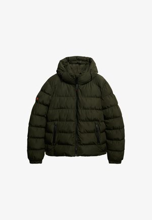 Veste matelassée jusqu'aux genoux en vert foncé, design matelassé, poches zippées et un col haut avec une capuche ajustée. Texture lisse et brillante.