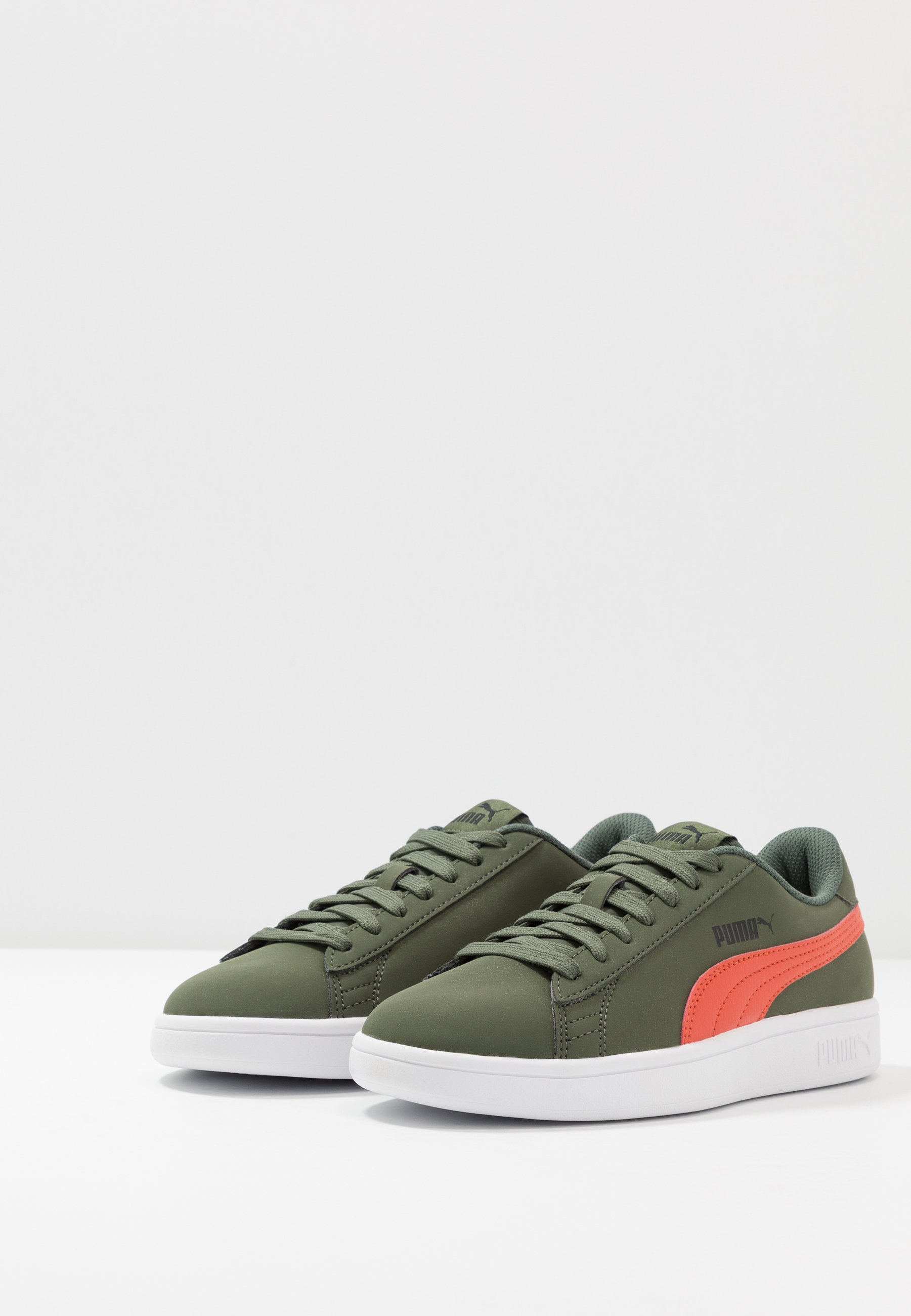 puma smash v2 buck sneakers