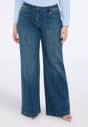 Weit geschnittene Jeans aus Denim mit vertikalen Streifen. Verfügt über ein klassisches Fünf-Taschen-Design, blaues Farbton und silberne Nähte.