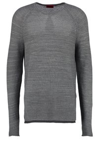 Pull en tricot gris à manches longues avec col rond, tissu texturé, et poignets et ourlet légèrement retroussés.