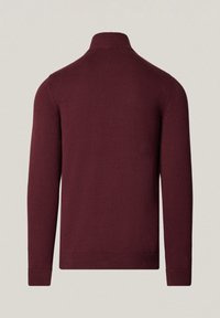 Bordowy sweter dziany z wysokim kołnierzem, długimi rękawami i prążkowanymi mankietami. Gładka faktura z dopasowanym krojem.