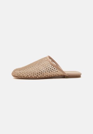 Stuart Weitzman, BAREITALL SHINE MULE - Pantofle - adobe