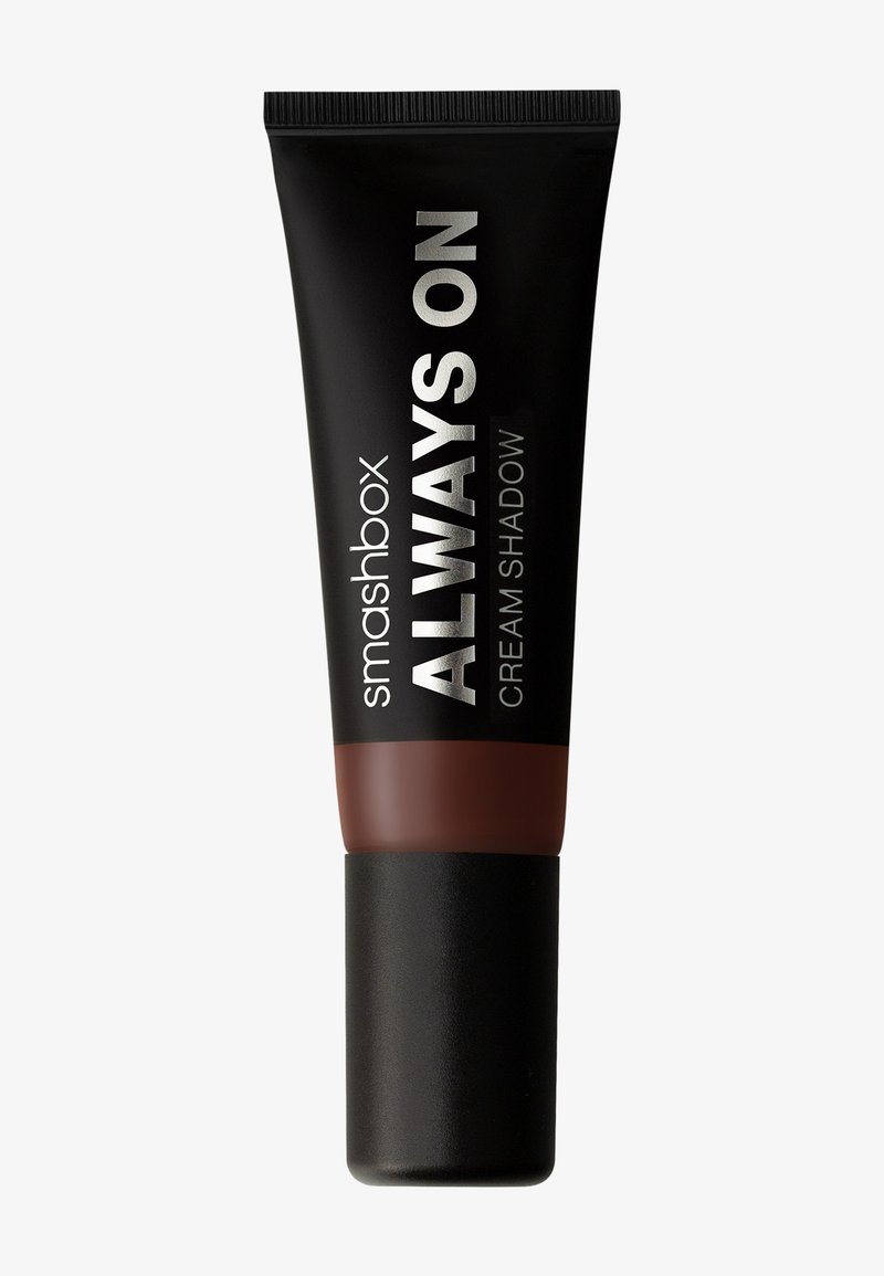Ombretto cremosa Smashbox Always On in un tubetto nero con testo argentato. La parte inferiore ha una finitura nera opaca e una sezione di colore marrone.