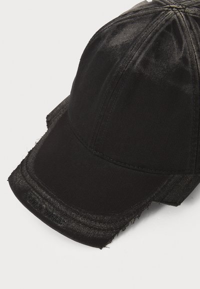 Căciulă neagră dintr-un material satinat, cu un design structurat, având o margine desfăcută, cusături proeminente și un vârf curbat.