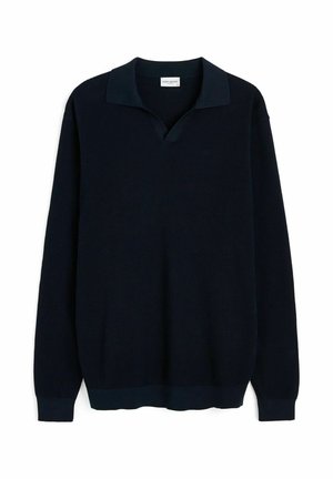 Pitkähihainen, tummansininen neulepaita, jossa on kaulus ja avoin V-aukko sekä resorit hihansuissa ja helmassa.