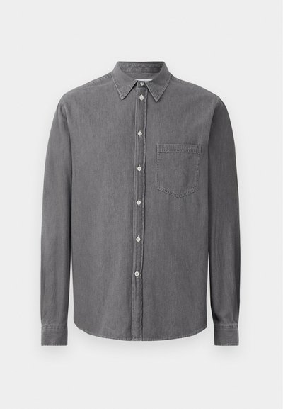 Chemise à manches longues grise à boutons, en tissu doux, avec un col classique, une poche poitrine et une fermeture à boutons standard.