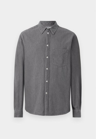 Chemise à manches longues grise à boutons, en tissu doux, avec un col classique, une poche poitrine et une fermeture à boutons standard.