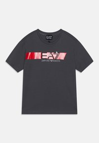 Camiseta de manga corta gris oscuro con una franja horizontal roja brillante y el logo "EA7 Emporio Armani" centrado en el pecho.
