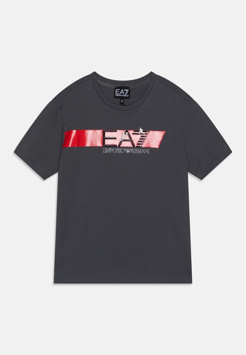 Camiseta de manga corta gris oscuro con una franja horizontal roja brillante y el logo "EA7 Emporio Armani" centrado en el pecho.