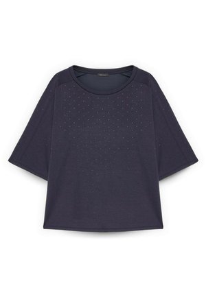 Donkerblauw marineblauw shirt met korte mouwen, brede mouwen, een ronde halslijn en kleine, gelijkmatig verspreide stippenversieringen over de voorkant en mouwen.