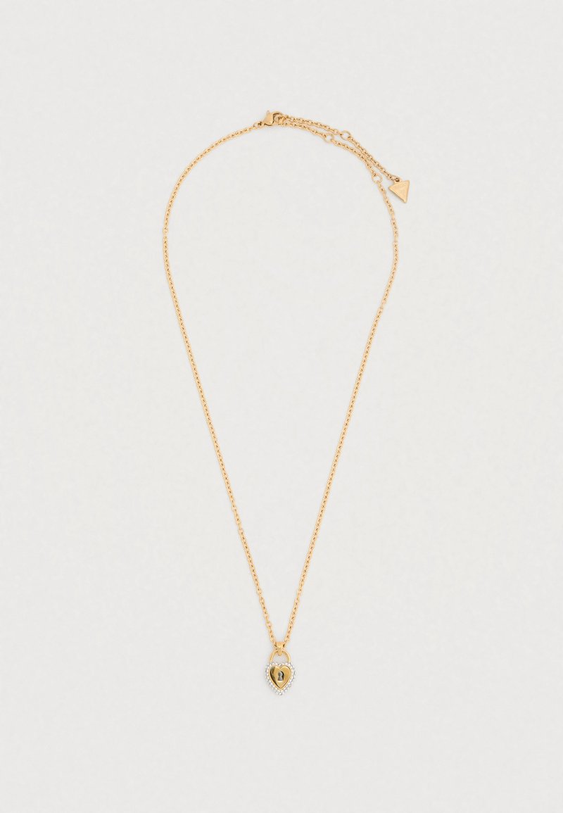 Κολιέ σε χρυσή απόχρωση με λεπτή αλυσίδα, διαθέτει μενταγιόν σε σχήμα καρδιάς με σχέδιο κλειδαρότρυπας και μικρές, στρογγυλές διακοσμήσεις.