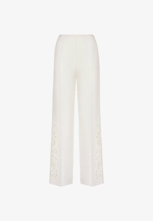 Weiße weit geschnittene Hosen aus leichtem Stoff, mit zarter floralem Stickerei an den Seiten und einem klaren, maßgeschneiderten Design.