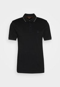 Polo noir à manches courtes avec col et deux boutons, présentant une bordure grise subtile au niveau du col et des manches.
