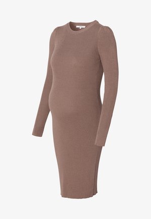 Robe de maternité côtelée de couleur marron clair avec des manches longues, dotée d'un col rond et de fentes latérales pour le confort et la liberté de mouvement.
