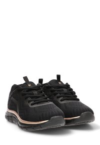 Zapatillas deportivas negras con una parte superior de malla texturizada, suela negra acolchada y acentos rosas en la suela. Presenta un sistema de cordones tradicional.