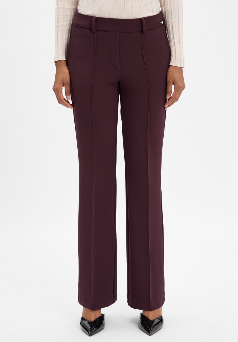 Bordeaux broek met een aansluitende taille, recht strakke pasvorm en voornaad. Gemaakt van een soepele, rekbare stof, afgewerkt met een minimalistische tailleband.
