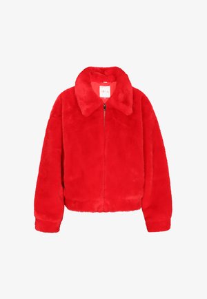 Spilgti sarkans mākslīgās kažokādas jaka ar lielu apkakli un priekšējo rāvējslēdzēju, izvietota uz baltas fona.