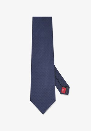 Granatowy krawat z teksturowanym wzorem, wykonany z gładkiego materiału. Charakteryzuje się wąskim kształtem i małą czerwoną metką z tyłu.