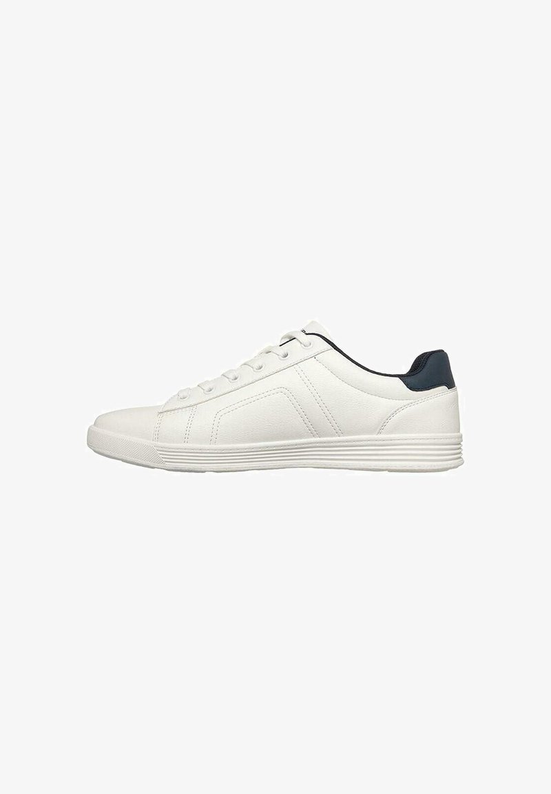 Basket blanche basse avec col de talon noir, fermeture à lacets et semelle texturée, vue de profil gauche sur fond blanc.