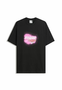 Sort bomulds T-shirt med et centralt grafisk design, hvor "BOOST" er skrevet med fed pink tekst og "Cars" nedenunder, sat mod en lysende pink baggrund.