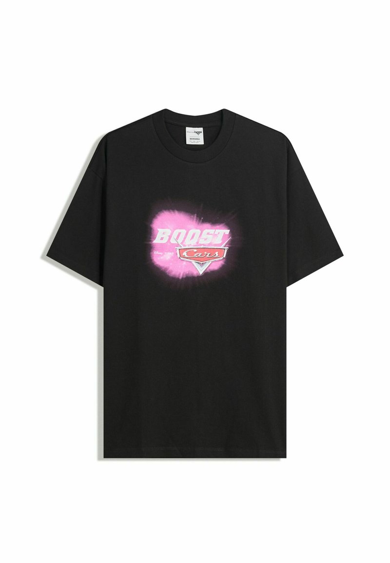 Sort bomulds T-shirt med et centralt grafisk design, hvor "BOOST" er skrevet med fed pink tekst og "Cars" nedenunder, sat mod en lysende pink baggrund.