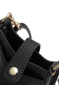 Bolso estructurado de cuero negro con un acabado texturizado, que presenta herrajes dorados, una correa con cierre a presión y un diseño abierto para facilitar el acceso.