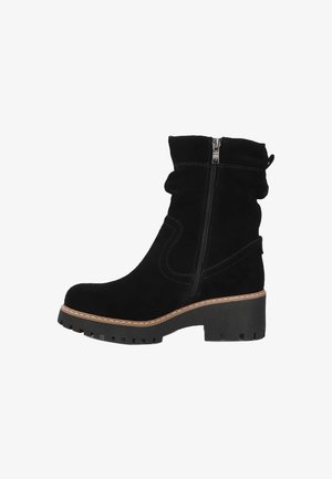 Czarne zamszowe botki na kostkę o fasonie z marszczeniem, z boku zapinane na zamek błyskawiczny oraz z teksturowaną gumową podeszwą. Posiadają kontrastujące brązowe akcenty w postaci przeszyć na podeszwie.