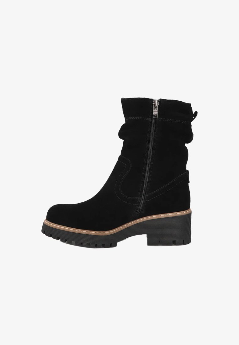 Czarne zamszowe botki na kostkę o fasonie z marszczeniem, z boku zapinane na zamek błyskawiczny oraz z teksturowaną gumową podeszwą. Posiadają kontrastujące brązowe akcenty w postaci przeszyć na podeszwie.
