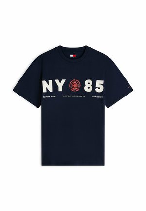 Tommy Jeans, TJM RLX CREST 1985 SS TEE - T-shirt imprimé - dark blue