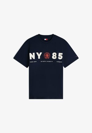 Tommy Jeans, TJM RLX CREST 1985 SS TEE - T-shirt imprimé - dark blue