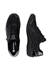 Baskets noires avec un motif texturé en cuir de serpent, accents en vernis lisse, lacets noirs et une fermeture éclair sur le côté ; semelle rembourrée pour le confort.