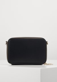 Portafoglio nero con zip, dalla texture in pelle liscia, con dettagli in oro, forma rettangolare e design minimalista.