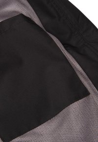 Close-up van een zwarte stoffen zak genaaid op ademend grijs mesh textiel, met zicht op stikseldetails en stofstructuur.