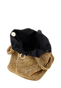 Gold-gestützte Handtasche mit schwarzem Stoffinnenraum, weichem faltbarem Design und Schultergurt; sie verfügt über einen goldenen Knopf und metallische Hardware-Akzente.