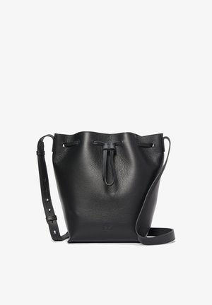 Borsa a secchiello nera in pelle con una finitura testurizzata, chiusura con coulisse e tracolla regolabile. Presenta un logo discreto impresso sul davanti.