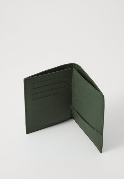 Portofel verde închis, realizat dintr-un material texturat, cu sloturi pentru carduri pe o parte și un buzunar pe cealaltă, având un design simplu.