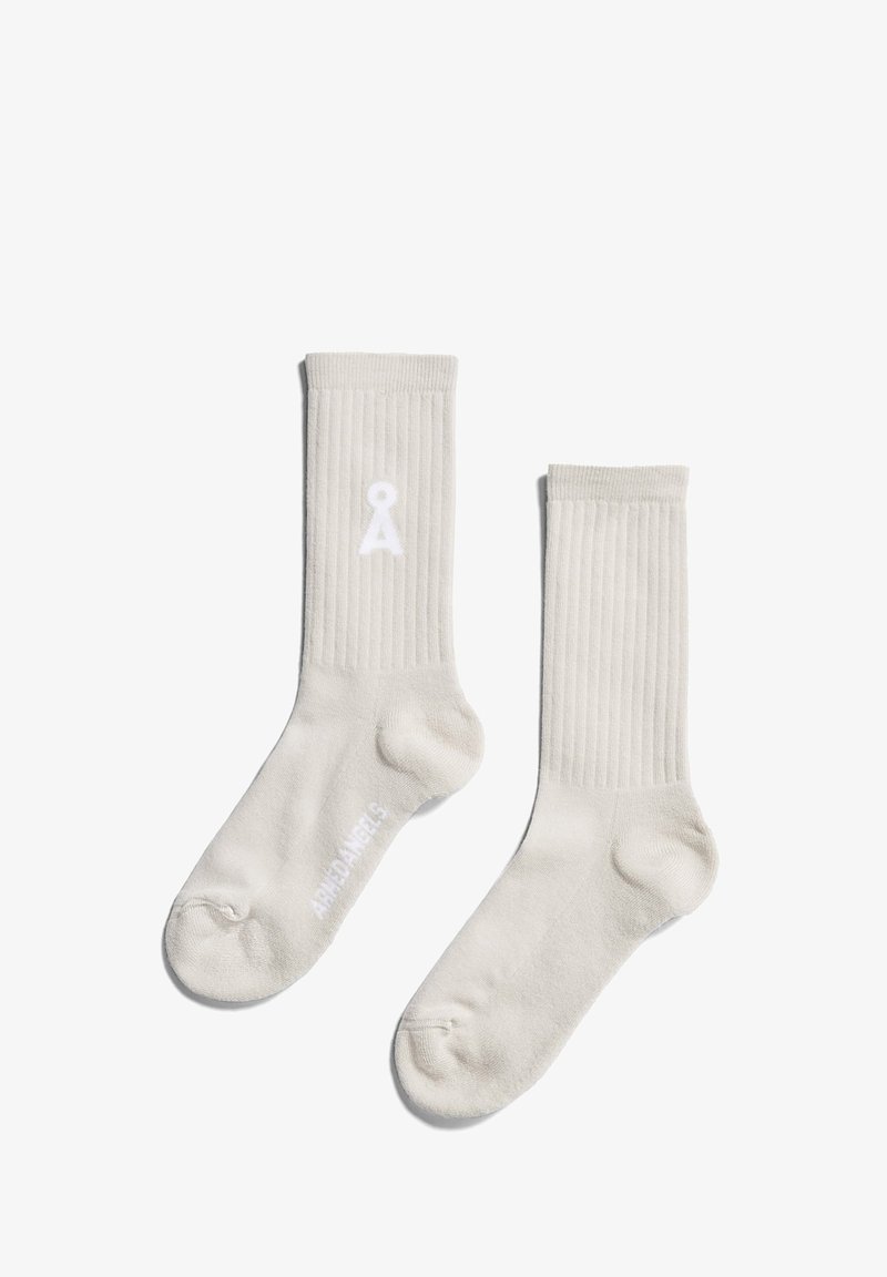 Helle graue Socken mit gerippter Textur, weißem Logo-Design auf der Oberseite und einfarbigem Fuß; weiches Material für Komfort.
