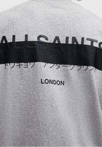 Sudadera gris con el texto negro "ALLSAINTS" y "LONDON" en un diseño en relieve y una franja horizontal negra en el pecho.