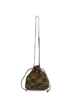 Sac à bandoulière en crochet avec cordon vert et marron, doté d'une longue bandoulière et d'une forme compacte arrondie.