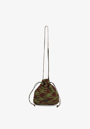 Sac à bandoulière en crochet avec cordon vert et marron, doté d'une longue bandoulière et d'une forme compacte arrondie.