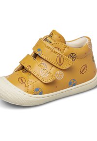 Gelbe Kleinkind Turnschuhe mit zwei Klettverschlüssen, dekoriert mit mehrfarbigen Sportbällen und einer weißen Gummisohle.