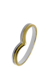Zilveren en goudkleurige metalen ring met een golvend ontwerp. Beschikt over een dunne gouden bandaccent aan één kant, in contrast met een gepolijste zilveren afwerking.