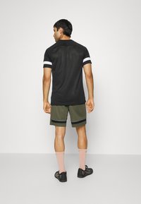 Nike Performance Calções desportivos - medium olive/white/night forest/white