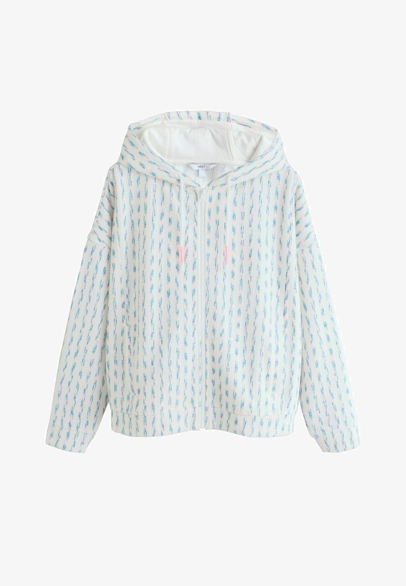 Sudadera blanca con cremallera, capucha y mangas largas, con patrones verticales de rayas azules y rosas, y bolsillos delanteros.