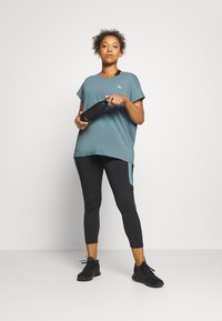 ONLY Play ONPAUBREE LIFE BAT - T-shirt desportiva - goblin blue