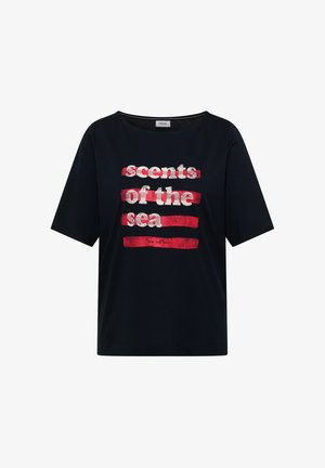 Černé tričko s krátkým rukávem s bílým a červeným nápisem "scents of the sea" přes přední část, vyrobené značkou Cecil.