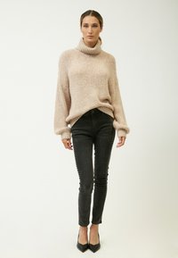 INFLUENCER TURTLENECK COZY  - Strickpullover - cappuccino